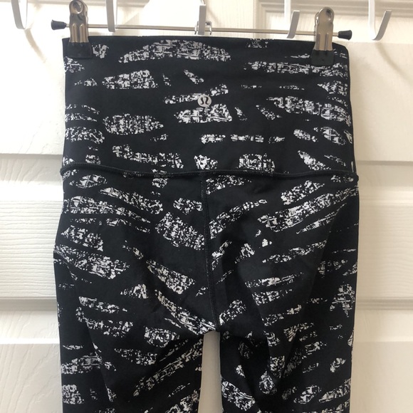 LIKE NEW! Hi-Rise Wunder Under Pant - Picture 7 of 12